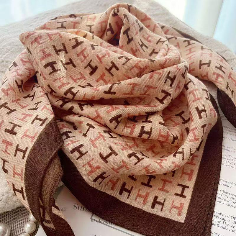65.65 Magnetic Buckle Silk Scarf Women'S Square Scarf Winter Lazy Pendant Scarf Scarf Neck Decoration Fashionable And Versatile