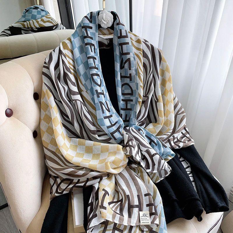 Luxury Brand Autumn and Winter Women New Style Fashion Color Matching Print Silk Scarf Lady Popular Headcloth Beach Shawl