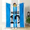 Niebiesko-białe pionowe paski, emblemat słońca, napis „Messi”, wzór z numerem 10. koc na wszystkie pory roku narzuta na drzemkę prezent