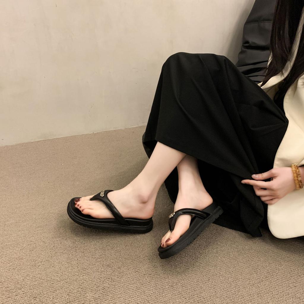 Black beach soft-soled thick-soled flip-flops for women's summer wear 2025 new versatile non-slip fairy wind sandals