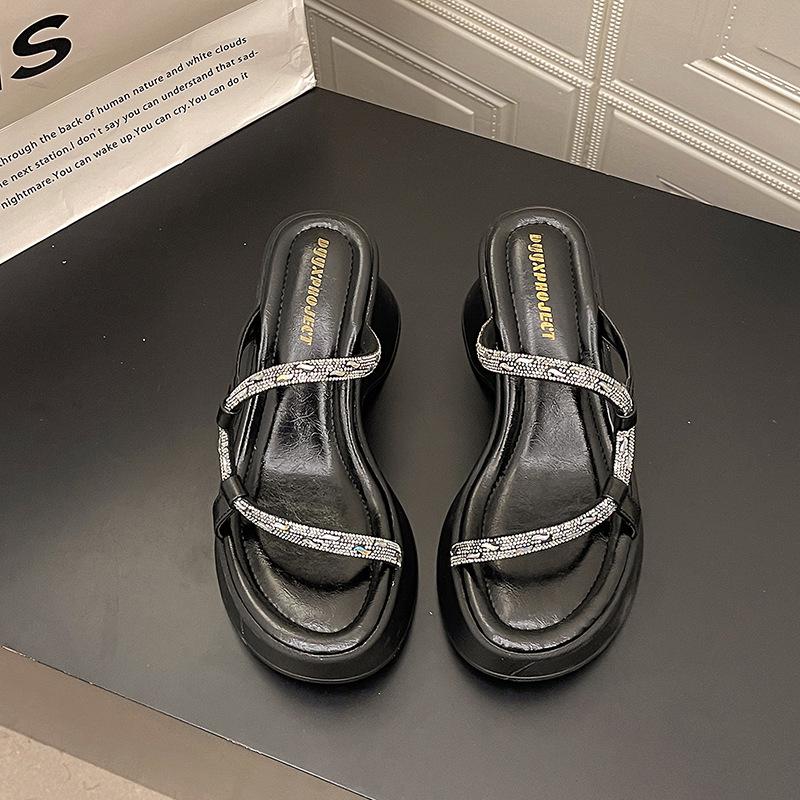 Thick-bottomed French rhinestone slippers for women's outer wear 2025 new summer retro comfortable versatile muffin bottom cool slippers