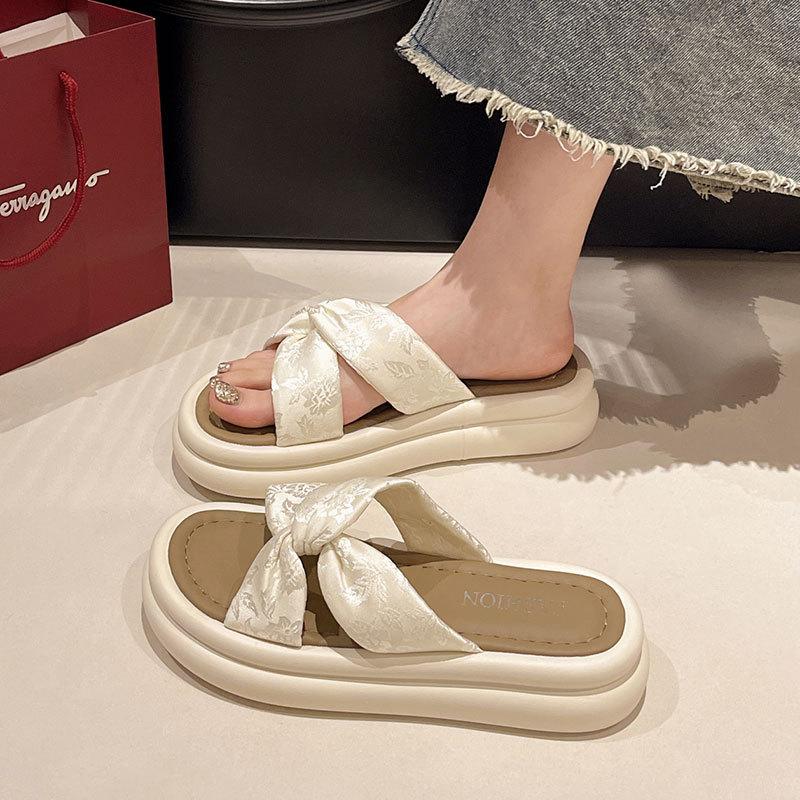 New Chinese style slippers women's summer wear 2025 new muffin platform one-word drag beautiful holiday sandals