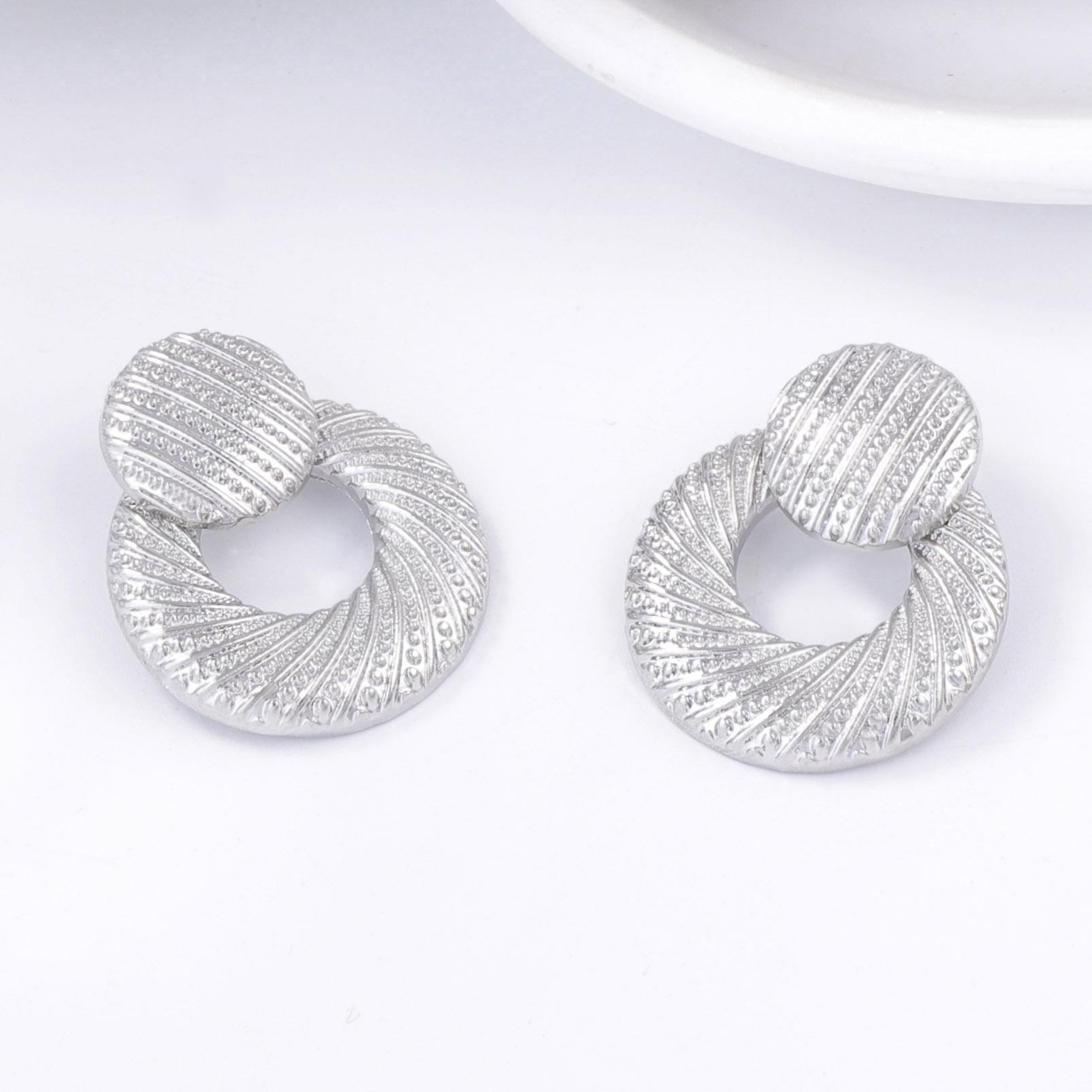 

European and American fashionable and elegant alloy spiral texture alloy geometric round earrings, light luxury and versatile for commuting women