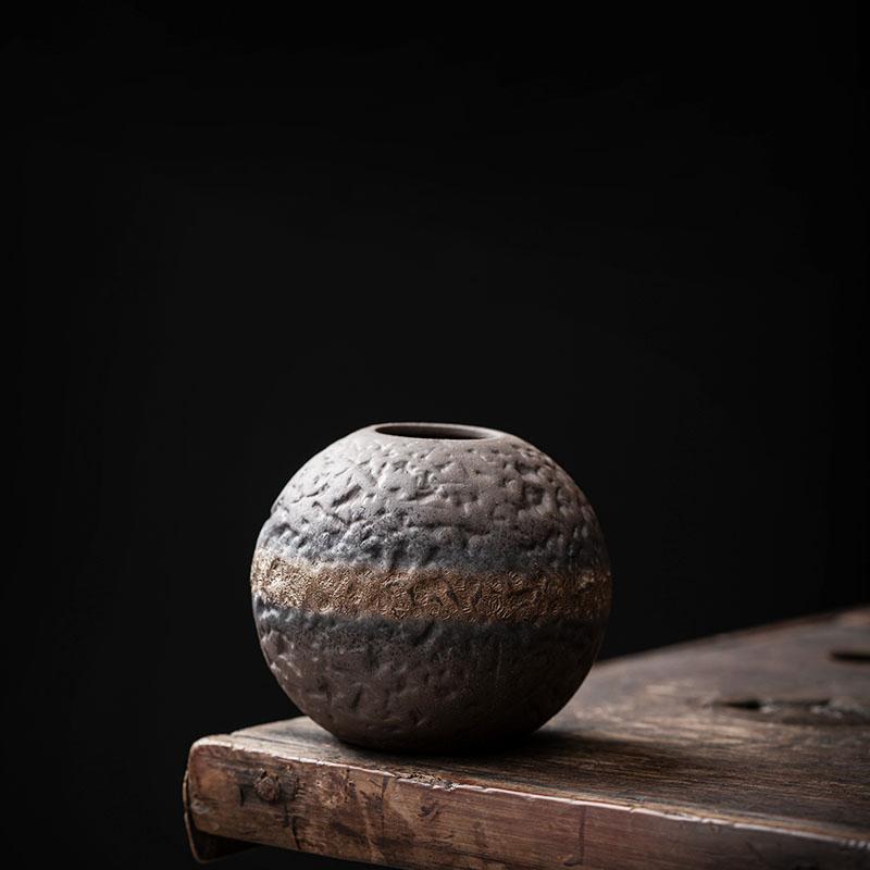 Dekoracja w postaci ceramicznego wazonu vintage, aranżacja kwiatowa do salonu, kreatywna prostota, wazon hydroponiczny, dekoracja na biurko