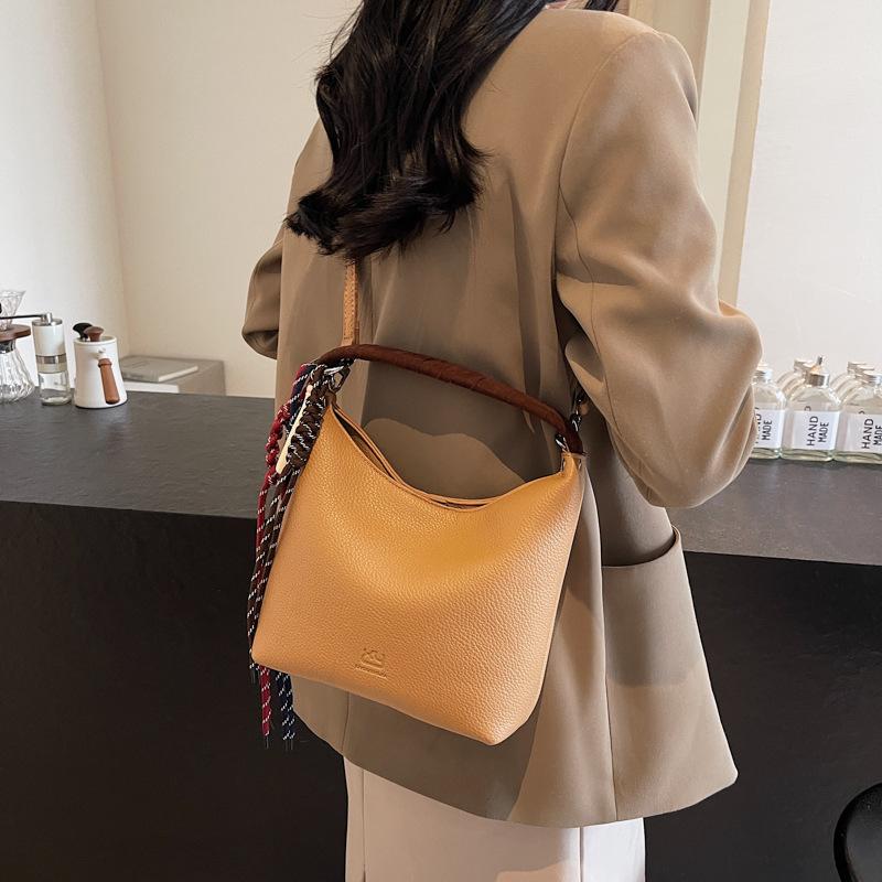 

Іноземне замовлення 2024, осінь і зима, нова високоякісна ніша, модна сумка для ручного носіння, жіноча корейська версія, універсальна сумка через плече хакі