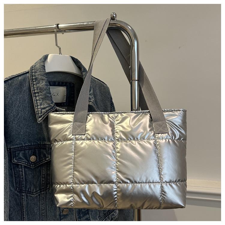 

Женская черная сумка-тоут большой вместимости: Стильная, универсальная, высококлассная наплечная сумка для прогулок серебряный