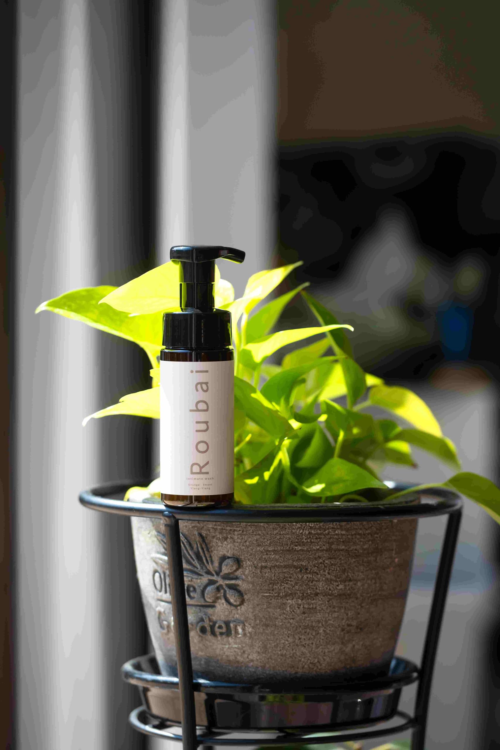 

Rouba Intimate Wash, formulated with natural clay (montmorillonite), mildly acidic formula, and natural whey.