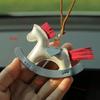 Ciondolo Pony Car, Ciondolo Interni in Pelle Decorazione da Appendere allo Specchietto Retrovisore Oggetto Decorativo di Alta Gamma Graziosi Accessori Interni