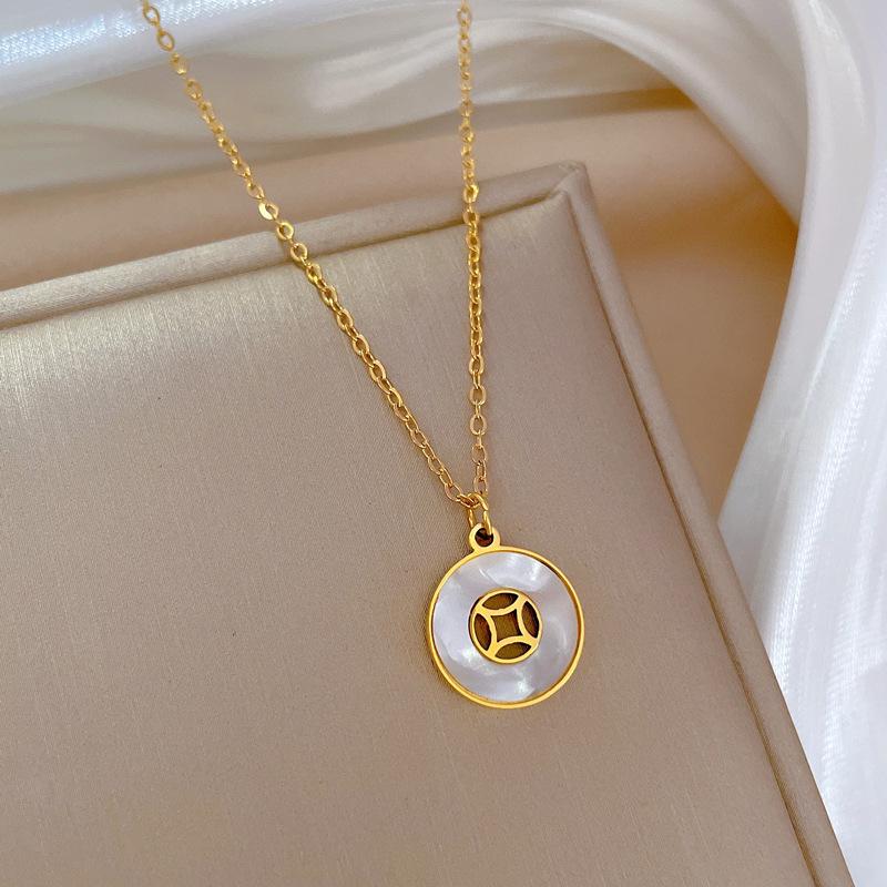 

Titanium Steel Fritillary Coin Female Niche Design Simple Pendant Short Collarbone Chain Korean Version Cold Wind Neck