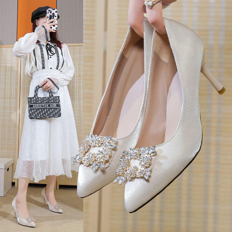 Célébrités d'Internet portent deux chaussures de mode de mariage 2025 nouvelles populaires chaussures pour femmes en satin et strass à bouche peu profonde à talon fin pointu chaussures de demoiselle d'honneur
