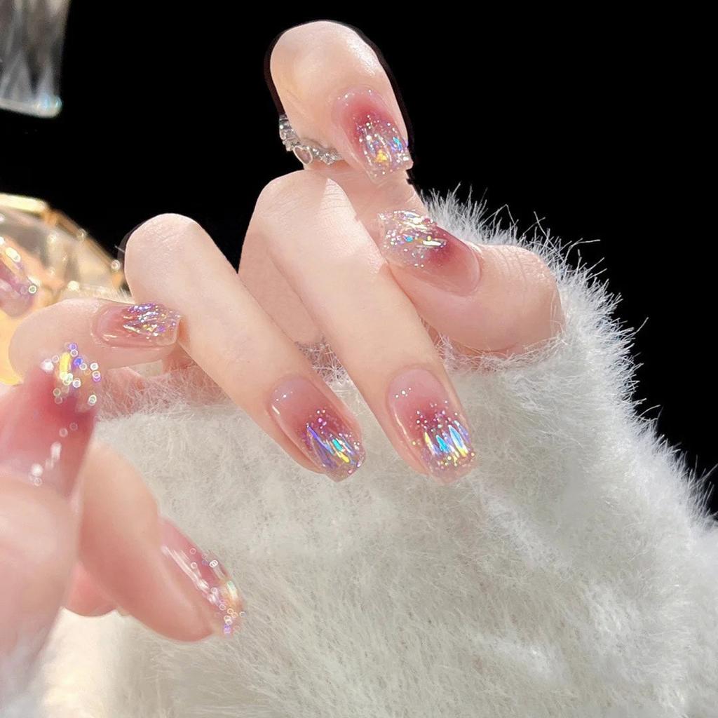 Ein frischer und süßer Look, mit einer 24-teiligen französischen Maniküre mit einer Milchschleife und mit Diamanten besetzten künstlichen Fingerpatches, die eine Atmosphäre schaffen.2ML