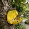 Bananenförmiger Harz-Vogelfutterspender Dekorative Garten-Hängeverzierung mit offener Schale Outdoor-Futterstation für Wildvögel für Hof Terrasse