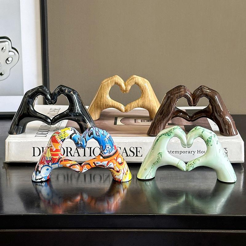 Creative Graffiti Resin Hand Heart Gesture Statue Home Decoration Nordic Heart Shaped Statue For Girlfriend Valentine Day Gift