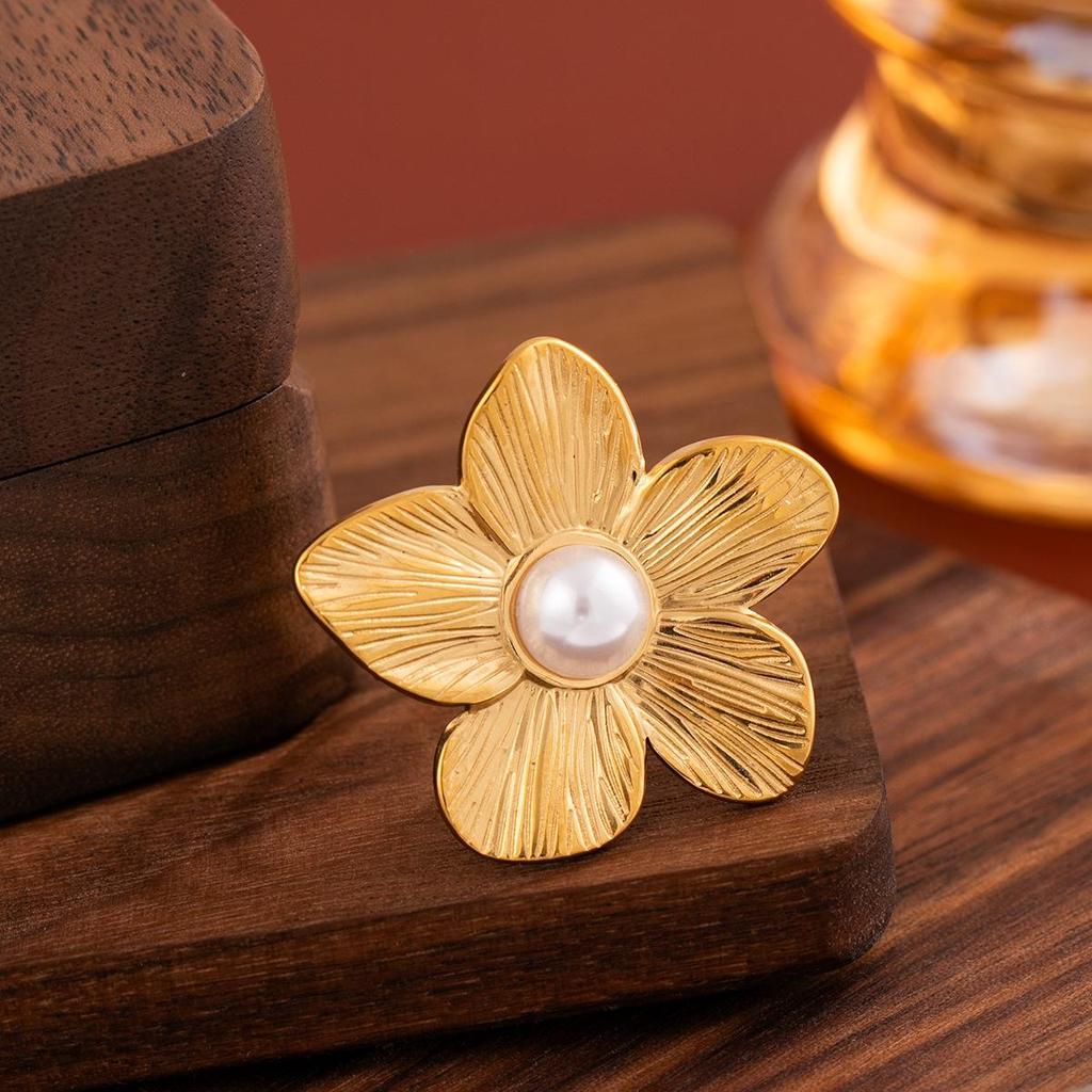 Titanium Steel Light Luxury European and American Golden Flower Clavicle Necklace 