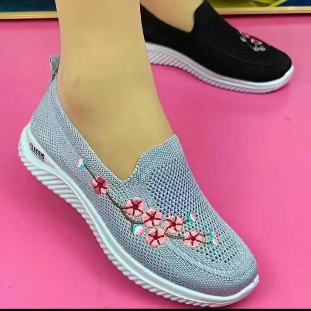 Fashion Fashion Embroidered Shoes Lightweight Soft Soled Middle-aged Mother Sports Shoes Non-slip Breathable Fabric Vulcanized Shoes