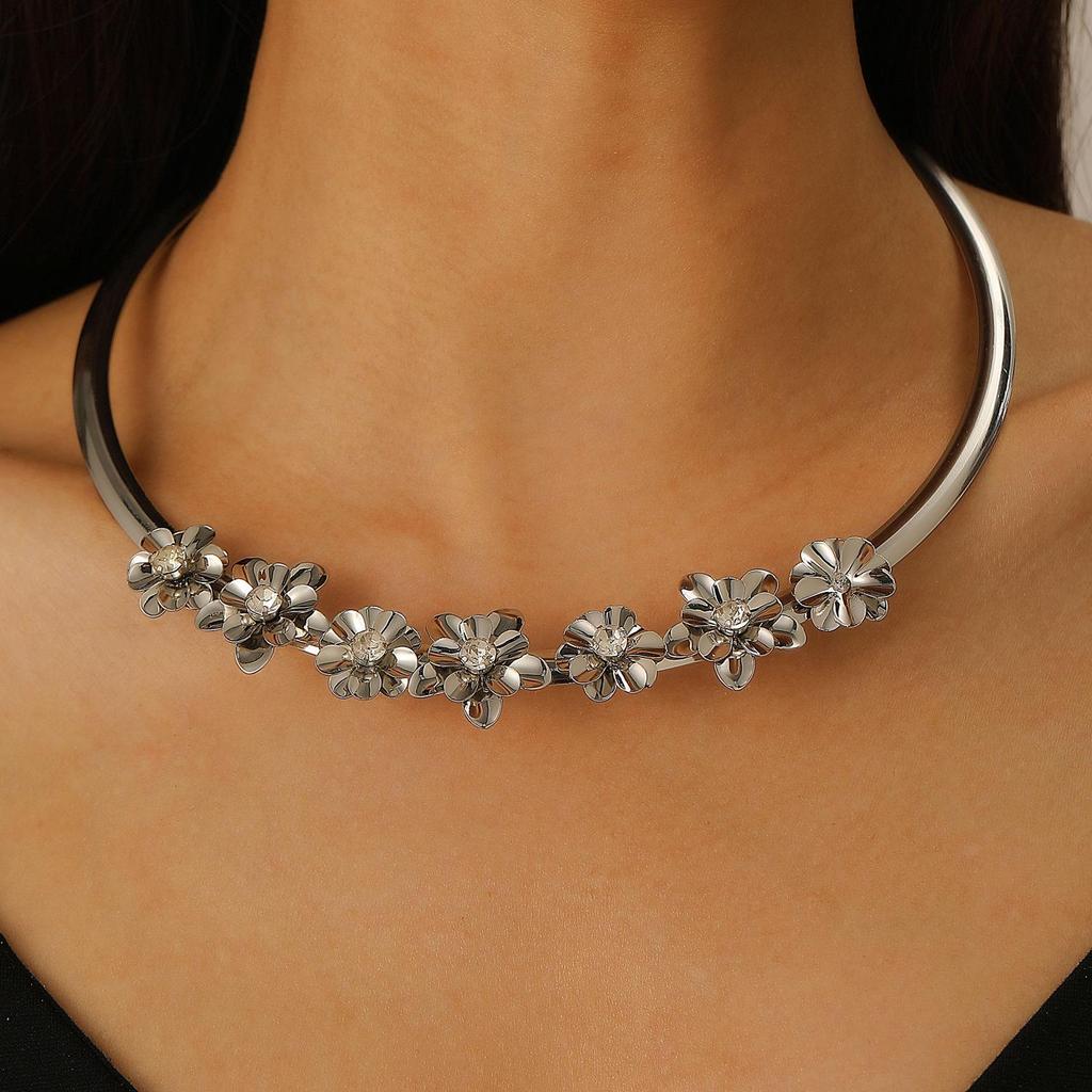 Stilvolles Minimalistisches Choker- & Ohrring-Set für Frauen - Europäisches & Amerikanisches Design