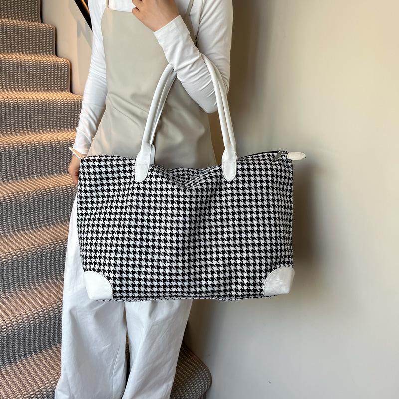 

Casual large-capacity bag 2025 new women s bag fashion portable shoulder bag fitness bag popular versatile travel bag