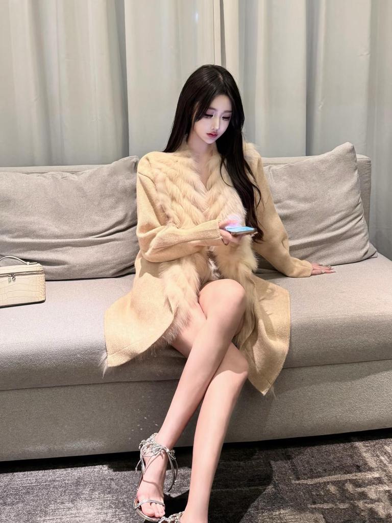 2026 Winter Fashion Women's Thick Knit Cardigan with Fox Fur Collar