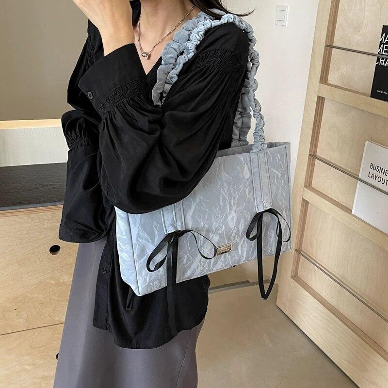 Серебряные сумки на ремне из искусственной кожи с большим бантом для женщин — фото 3