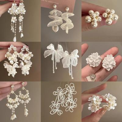 Silberne Nadel Diamantbesetzte Perlenblumen Quasten Hängeohrringe - Luxus Mode Statement