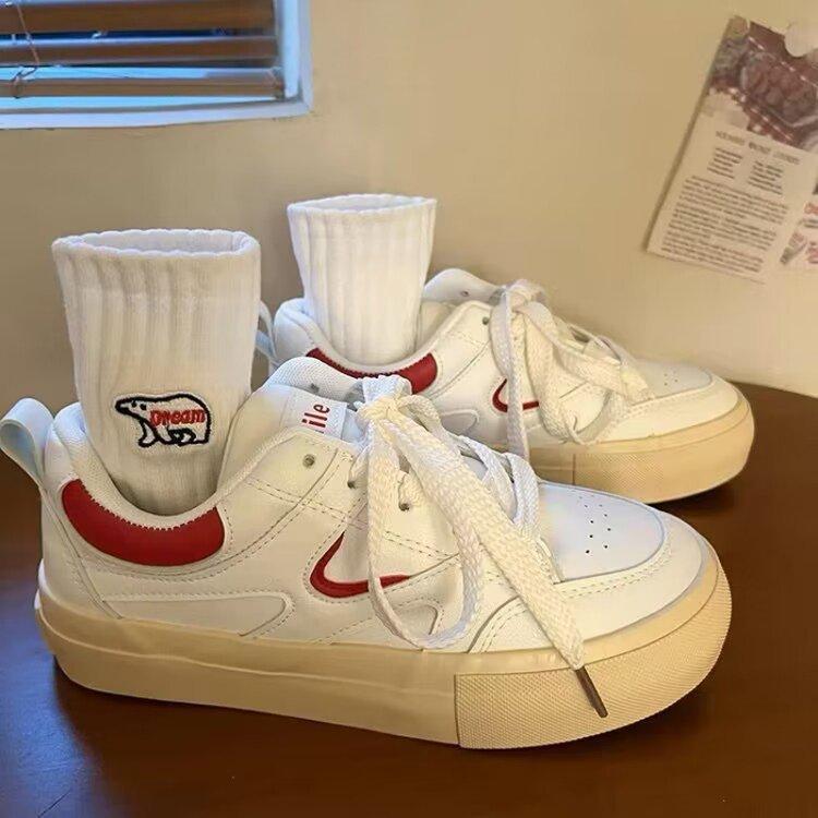 Leather retro red board shoes women's 2025 new Hong Kong style chic versatile and comfortable street shot white shoes sneakers