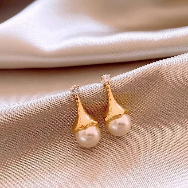 Pearl Earrings Women's Simple Light Luxury Stud Earrings High-end Fashion Versatile Earrings