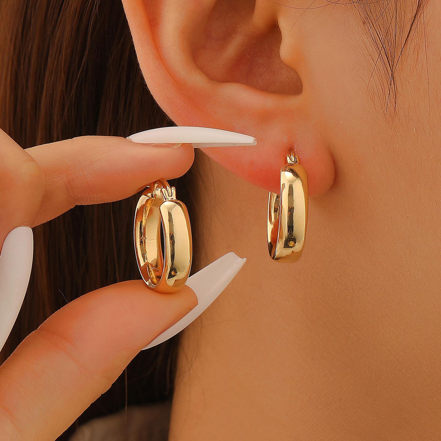 

Simple and High-end Gold Smooth C-shaped Earrings with Retro and Niche Geometric Earrings and Earrings