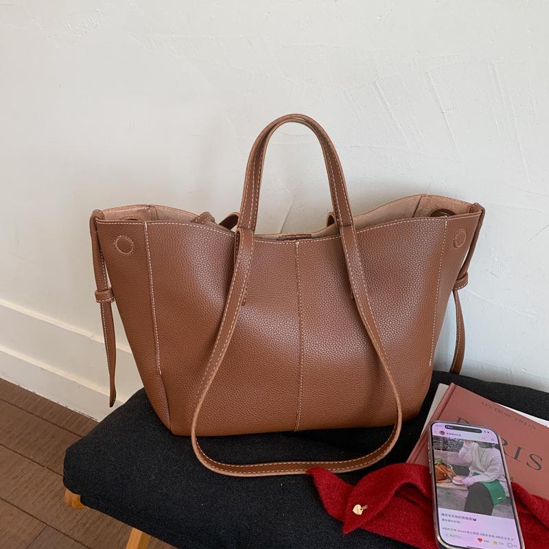 

Повседневная сумка-тоут большой вместимости, женская нишевая дизайнерская сумка-крыло, простая сумка под мышкой для通勤, ретро большая сумка