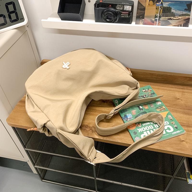 Hua'er and Xiao have the same casual trendy brand dumpling bag, women's sports cycling messenger bag, and boys' large-capacity shoulder bag.