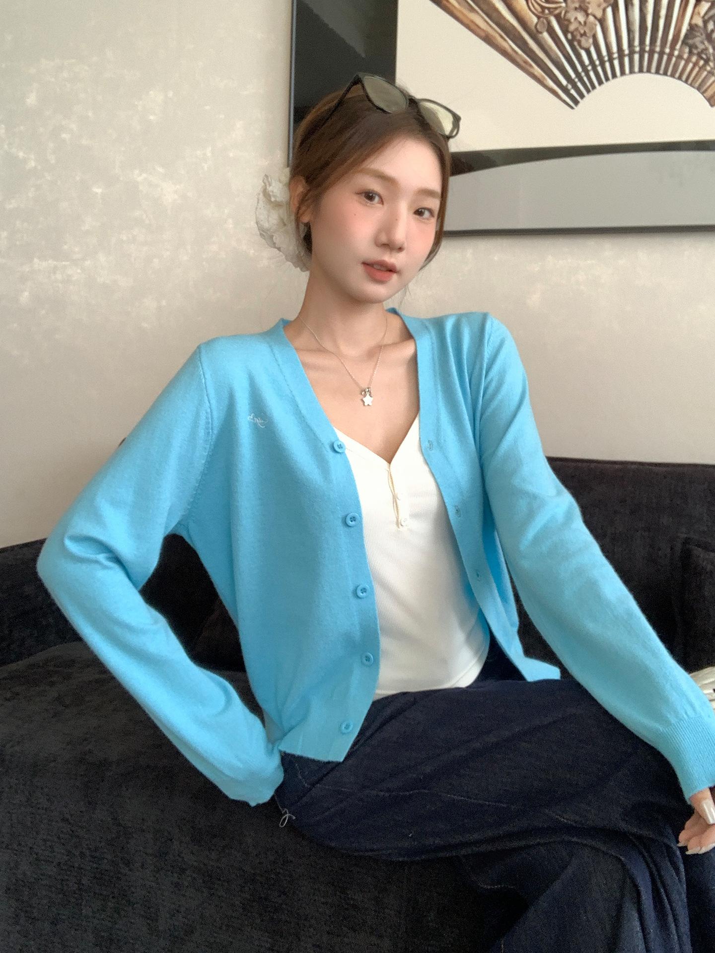 

Korean blue embroidered v-neck knitted cardigan women s autumn design sense niche coat long-sleeved inner top One size fits all синий