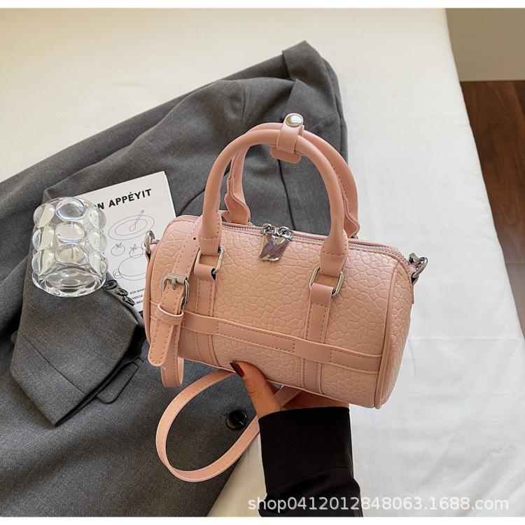 Korean version of simple pillow bag summer hand bag women's 2025 new fashion design texture shoulder messenger bag