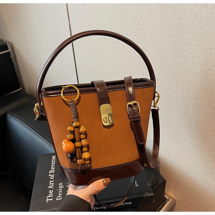 This year, the popular small bag women's bag 2025 new autumn and winter messenger bag premium matte retro portable bucket bag