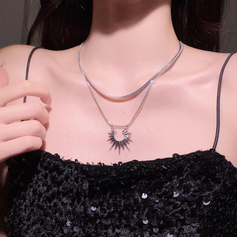 

Женское ожерелье-подвеска из титановой стали - Нишевый дизайн, Не выцветающее, Легкая роскошь, Цепочка-чокер для ключиц