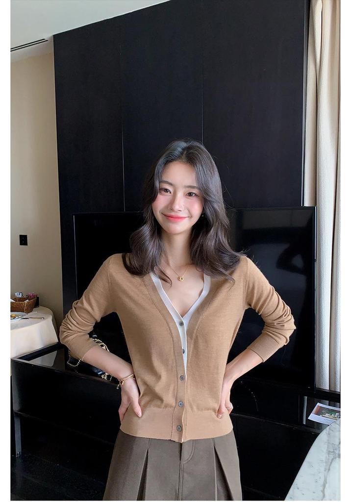 Women's V-Neck Color Block Cardigan with Yangzi Yarn Wool Knit Long Sleeves