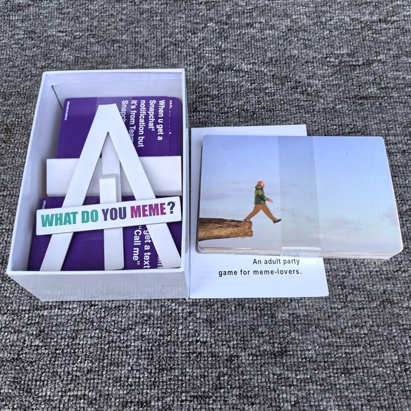 Englische Version des „What Do You Meme“-Kartenspiels, Party-Brettspiels, interaktiver Karte