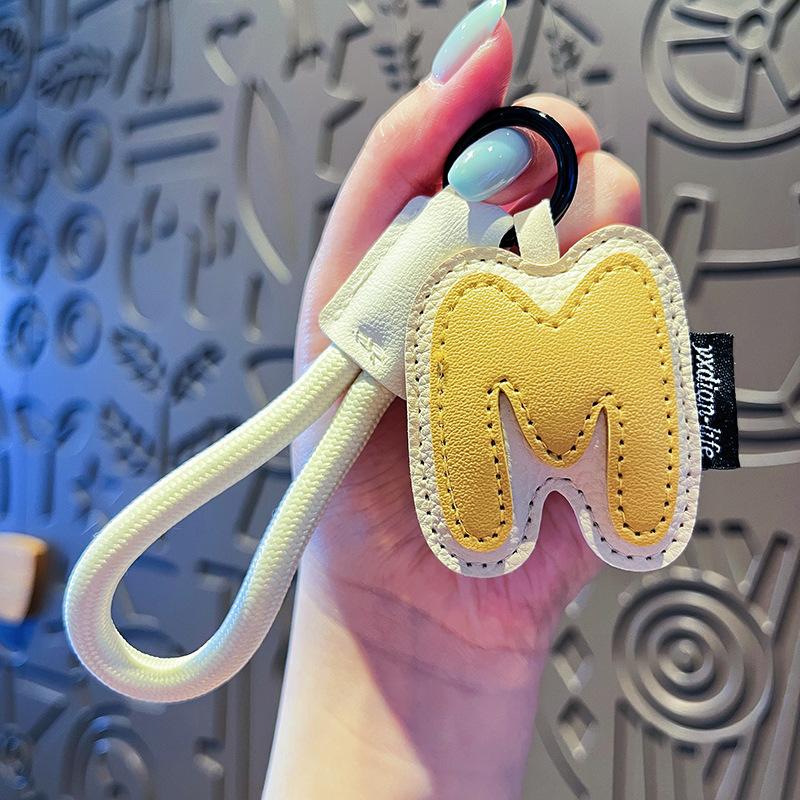 Creative Exquisite 26 English Letter Keychain Pu Leather Bag Hanging Charms Alphabet Keyring Ornaments Lucky Pendant Couple Gift