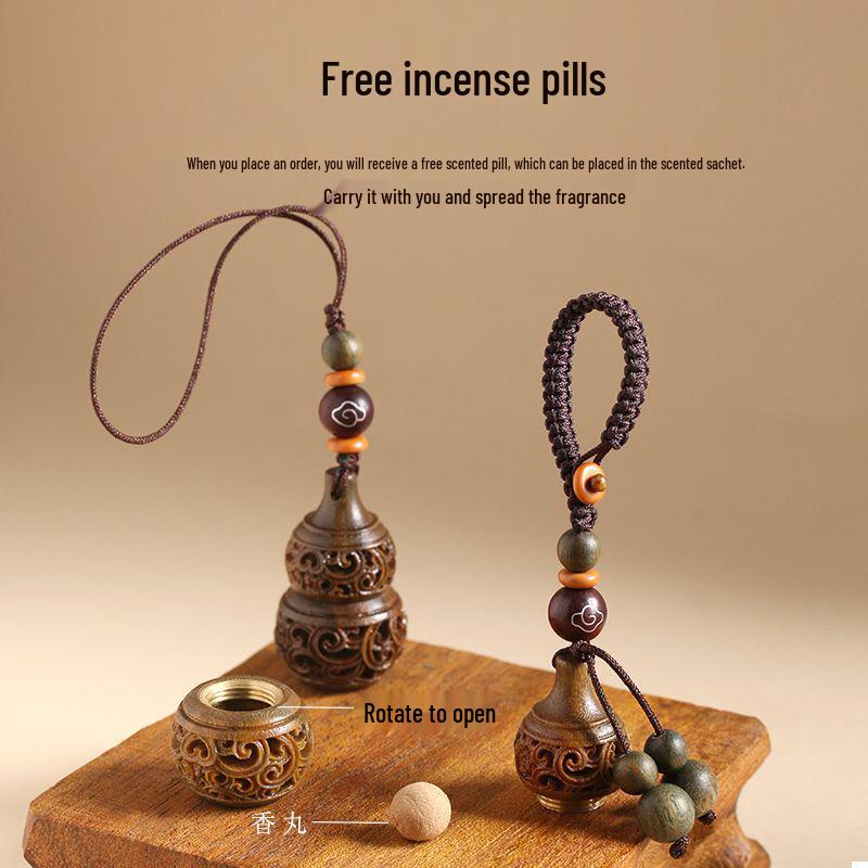 Green Sandalwood Openwork Gourd Keychain Pendant for Men & Women - Year of the Rabbit Ornament Sachet