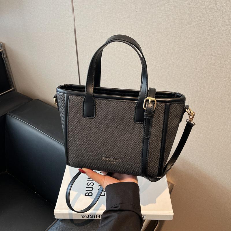 

Large-capacity Tote Bag Women s New Versatile Contrasting Shoulder Bag Class Commuter Messenger Bag чорний