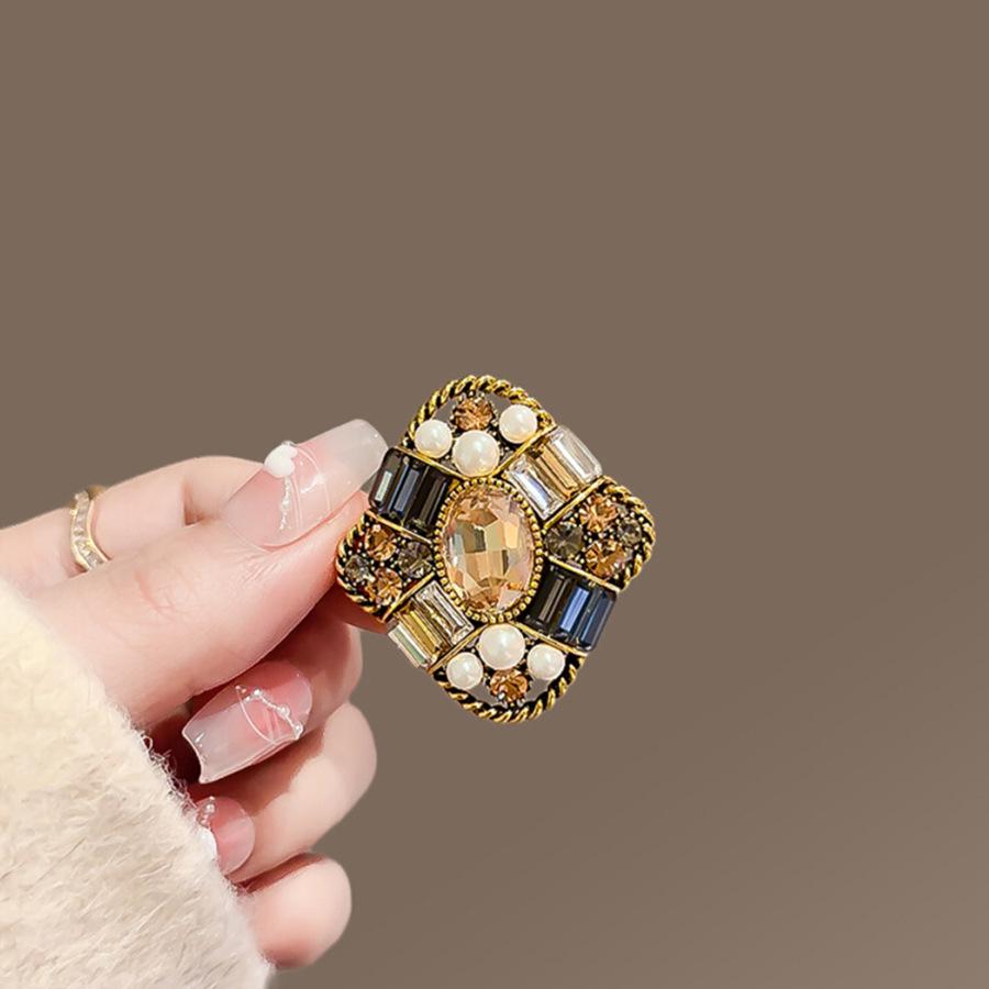 Elegant Pearl Brooch for Women's Suits - High-End Jewelry Pin