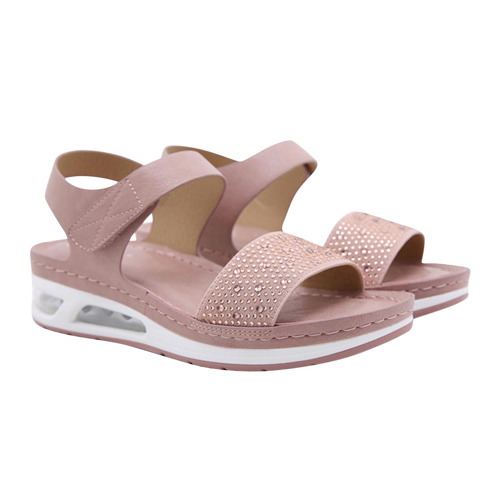 

Женские удобные сандалии без шнуровки на танкетке со стразами и закрытым носком розовый