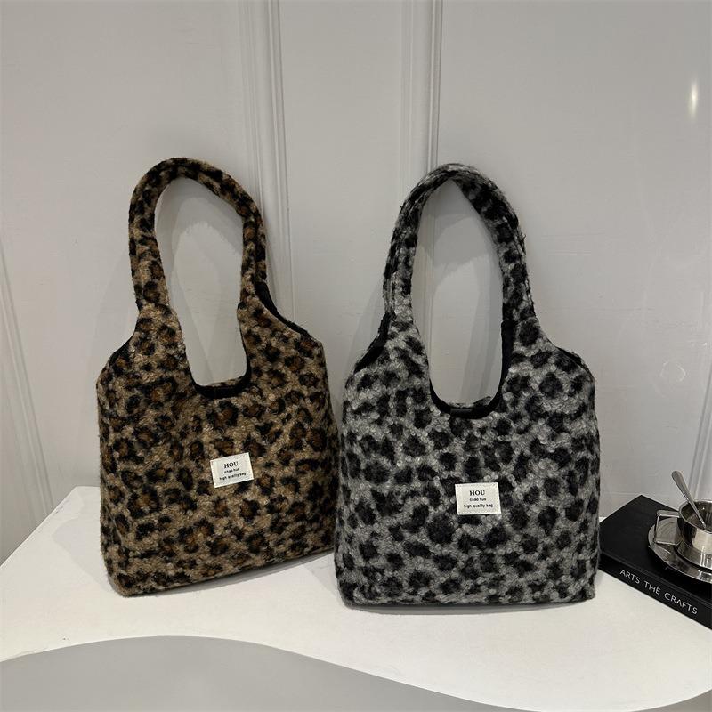 Fashion and lazy winter new leopard print plush bucket bag design personalized shoulder underarm women's bag