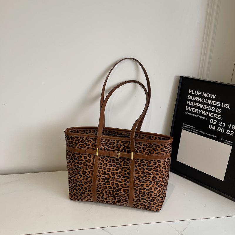 Retro and Fashionable Hand-held Underarm Bag, Commuting Single-shoulder Bag, Large Capacity, Simple and Trendy Tote Bag