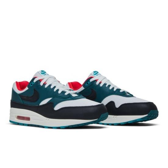 

Nike LeBron James x Liverpool F.C. x Air Max 1 Third Kit FB8914-100 чорний/білий