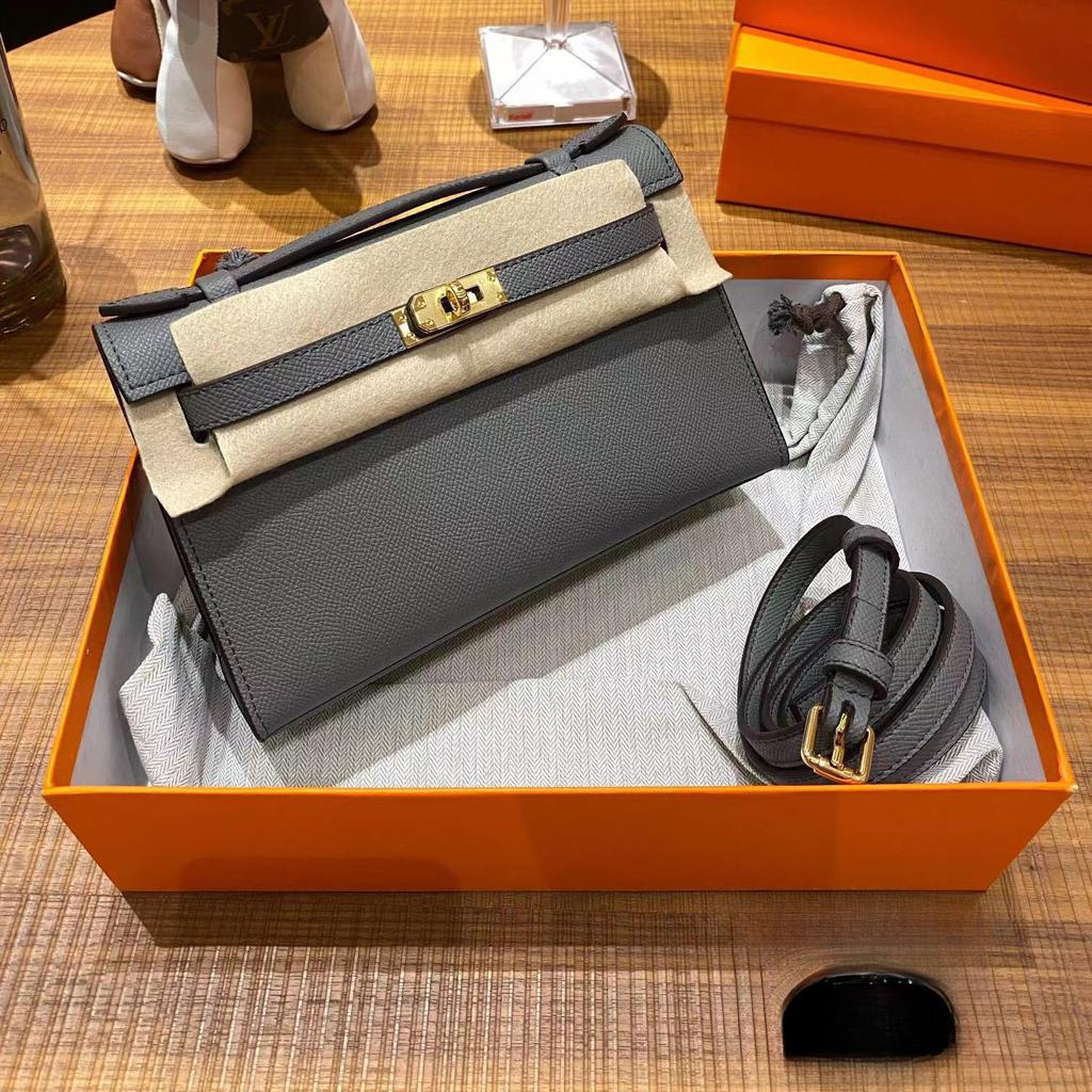 Velkoobchodní nová generace jednoduchá malá čtvercová taška přes jedno rameno šikmo přenosná první vrstva hovězí kůže dámská taška šicí linka