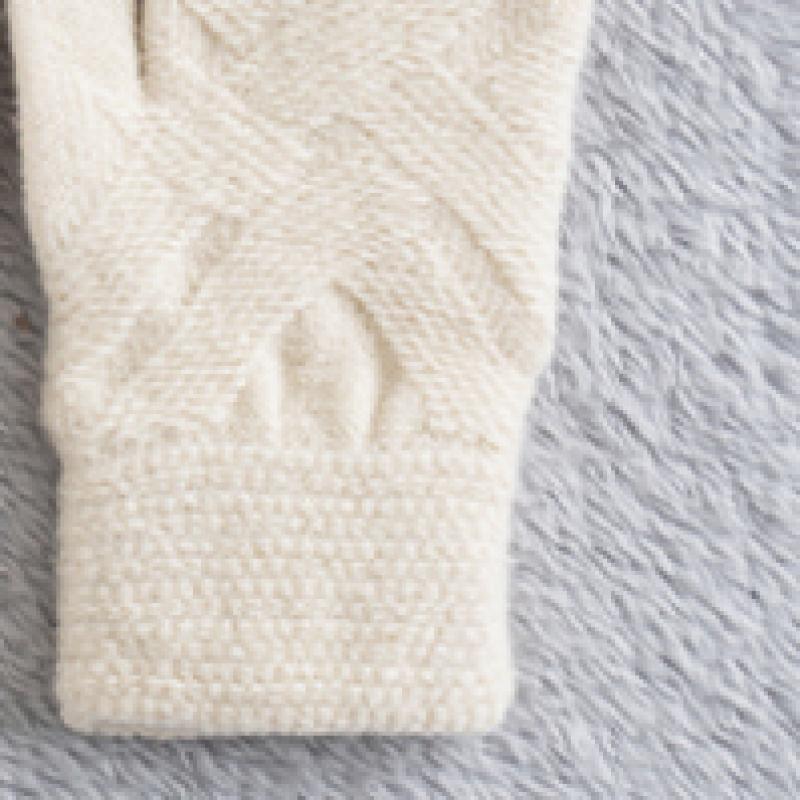 Daiso Oblique Pattern Knitted Gloves Ivory