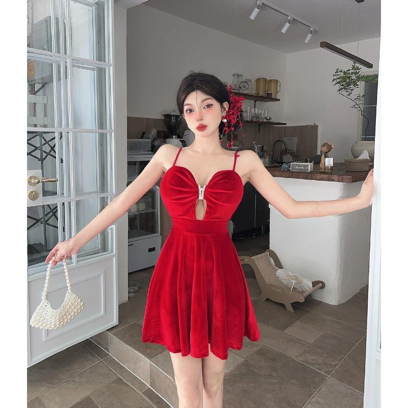 Low-cut golden velvet waist short large pendulum suspender dress, new chic temperament and thin women's clothing