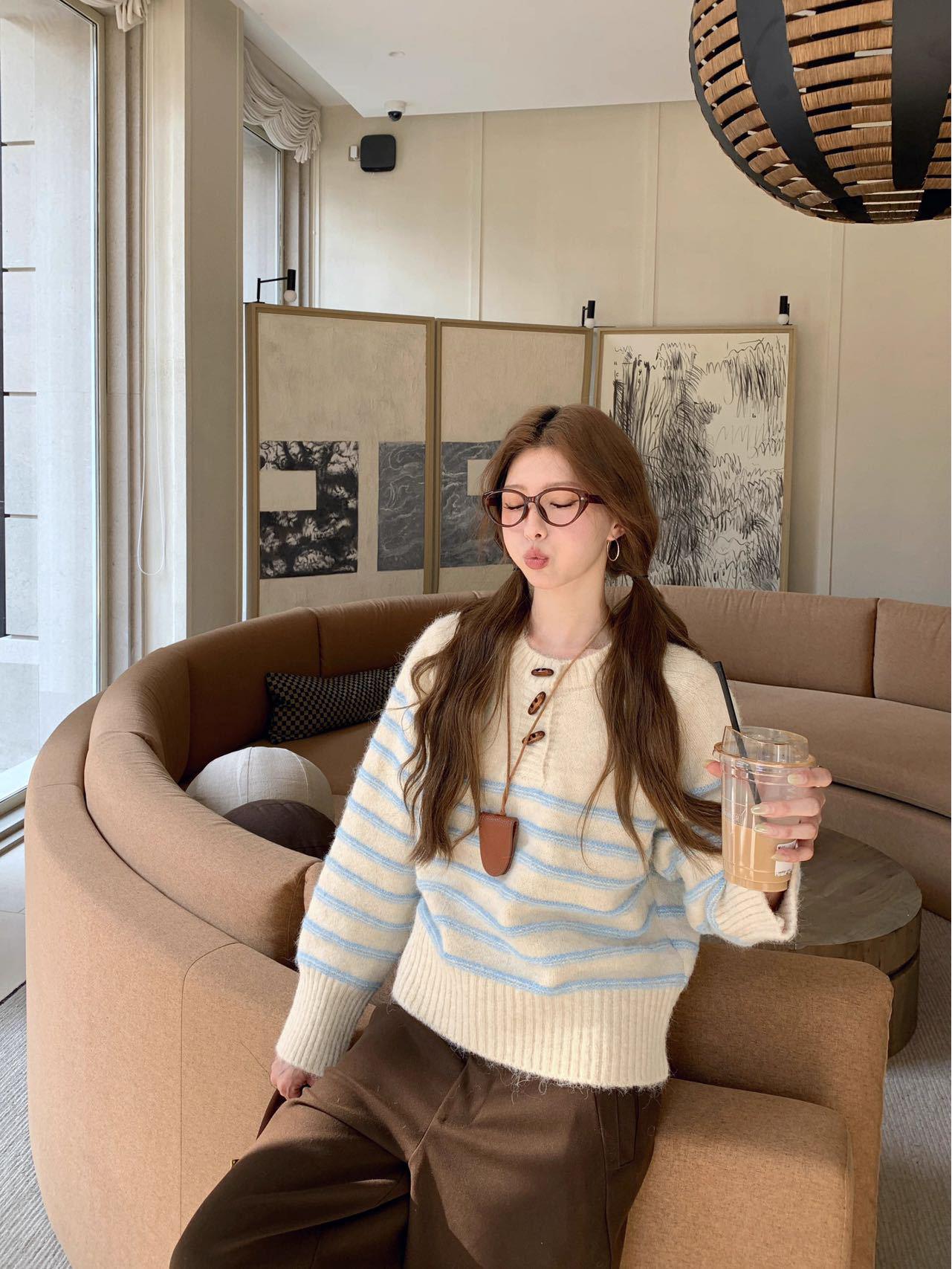 

Женский осенний ретро полосатый свитер: Мягкий рыхлый трикотаж с пуговицами-тогглами One Size грязно-белый