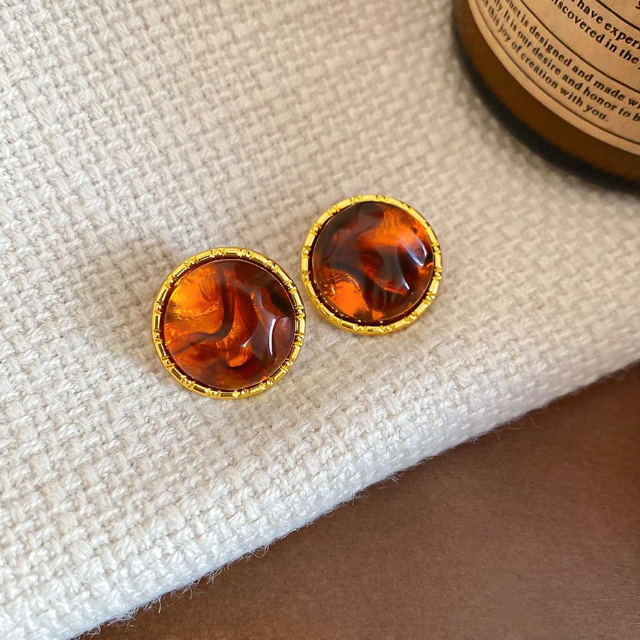 Silver Needle Geometric Stud Earrings: Retro, Light Luxury, Versatile Fashion, Elegant Accessories.
