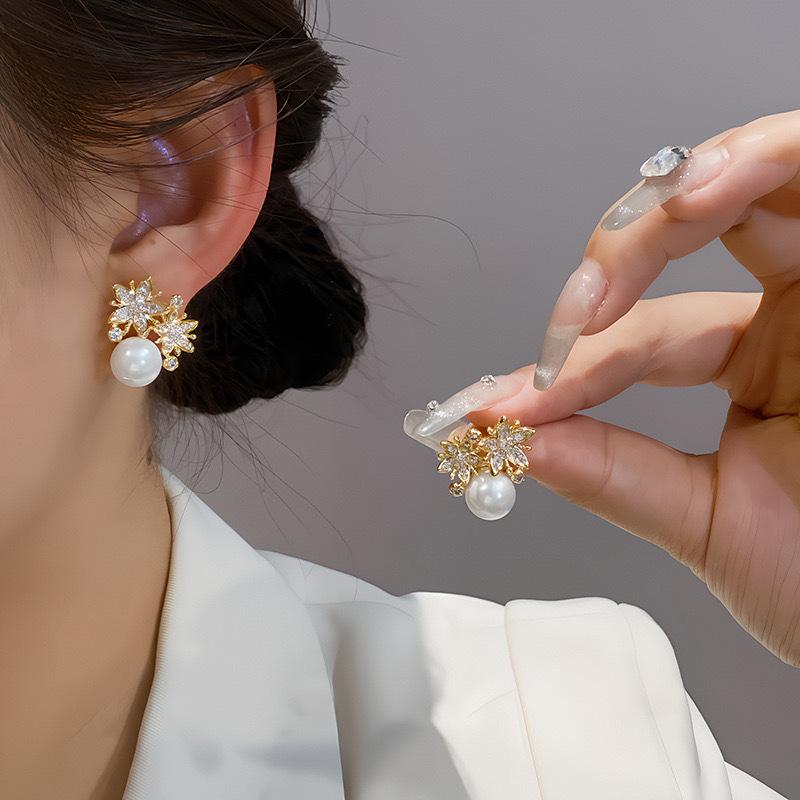 Flower earrings~ Japan and Korea flower pearl stud earrings copper inlaid zircon light luxury high-end ear clips without ear holes mosquito coil disc