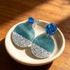Vintage Blaue Glas-Schleifenohrringe - Retro Design Schmuckstück